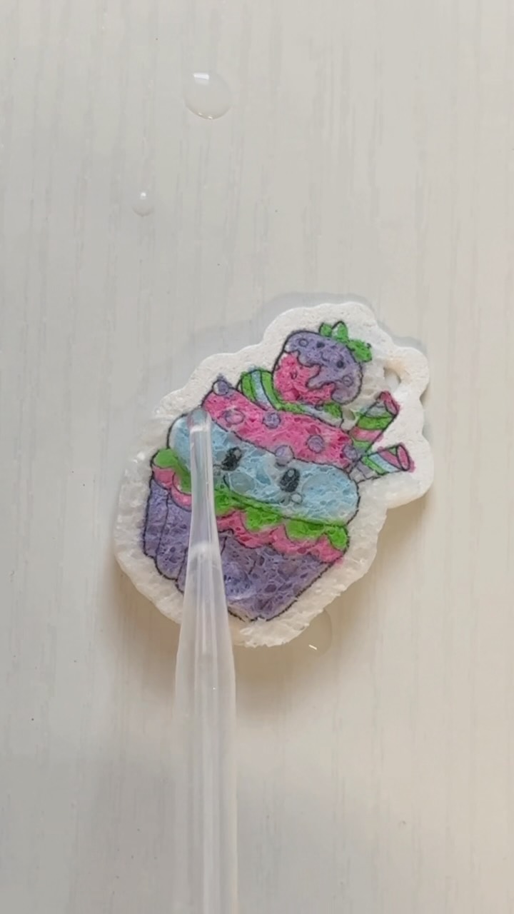 Let’s see what’s inside a Spongeez kit! 📦✨

From the flat Spongeez character to everything you need to create your own adorable keyring, this is a craft activity that’s as fun to make as it is to keep.

Colour it, add water, watch it transform, then take your creation wherever you go! 💧🎨🩷

Would your little one love this? 💬

#mumtok #mumsoftiktok #unboxing #kidscrafts #spongeez