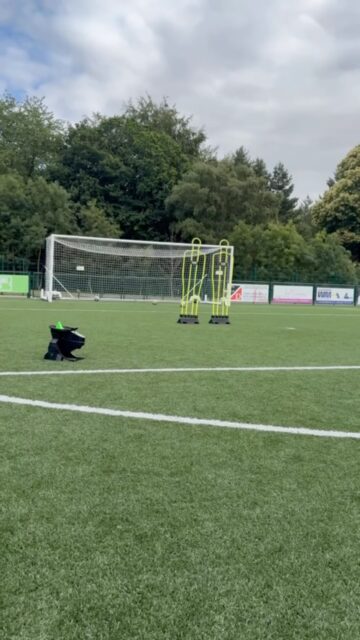 The Launcher feeds you ball after ball so every rep counts. No waiting on a mate, no chasing loose balls, just first touch, control, and finishing, on repeat.
Skills it builds:
First touch under pressure of pace
Weak foot reps (finally)
Finishing from different angles
Reaction speed and footwork
Consistency: the kind you only get from volume
Set it up in the garden, park, or 5-a-side pitch and turn any 20 minutes into a proper session.
#Strikesphere #FootballTraining #SoccerSkills #FirstTouch #FinishingDrills