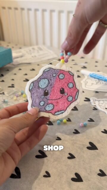 When everyone’s school bag looks the same, Spongeez make theirs a little more THEM. 🎒🤍

Colour in their Spongeez, watch the design transform with water, then collect and attach their favourites to their backpack.

Which one would be going on their school bag?

#spongeez #backtoschool #backpackaccessories #schoolbag #kidsactivities